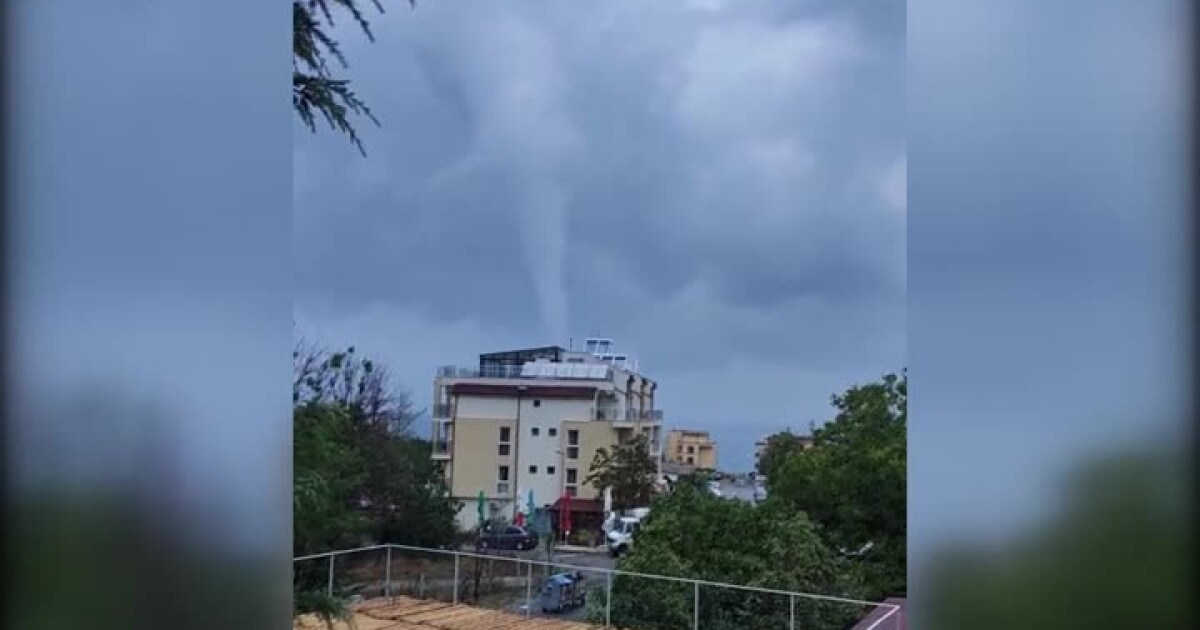 Смерч се появи в морето край Ахтопол. Видеоклип ни беше