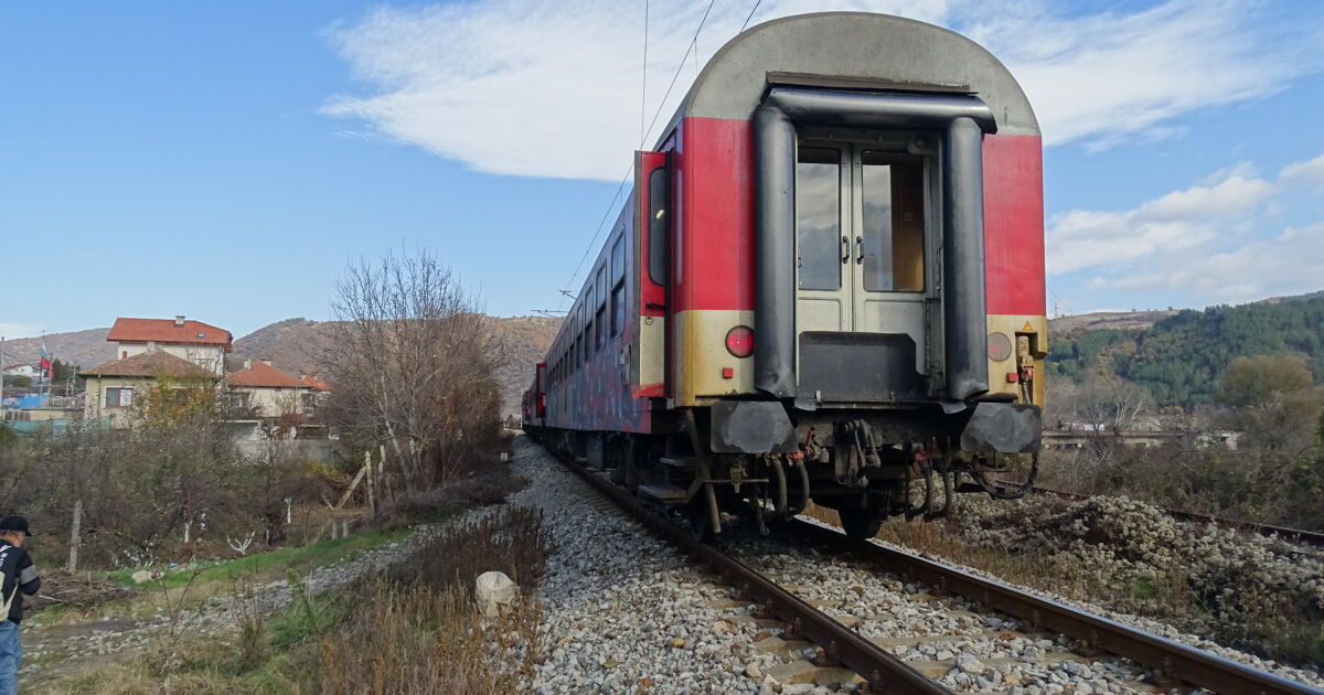 Бързият влак София – Варна е спрял по спешност в