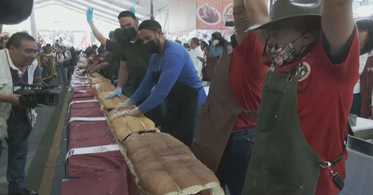 Мексиканци подобриха световния рекорд за най-дълъг сандвич. 100 готвачи направиха