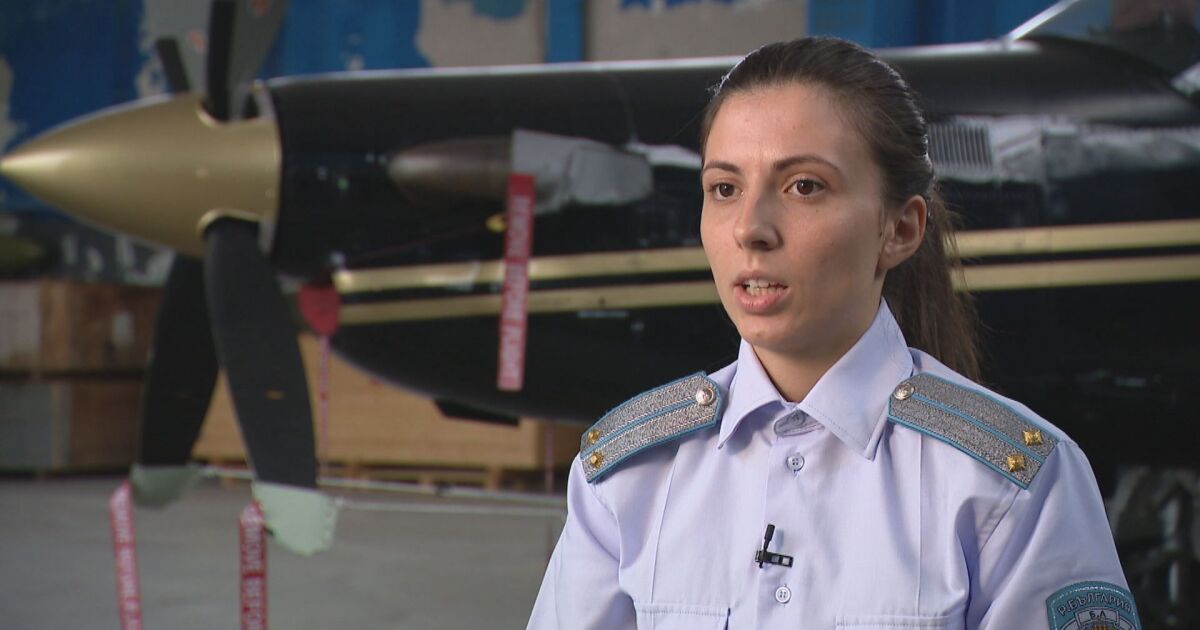 Едно момиче се дипломира като военен пилот първа във випуска