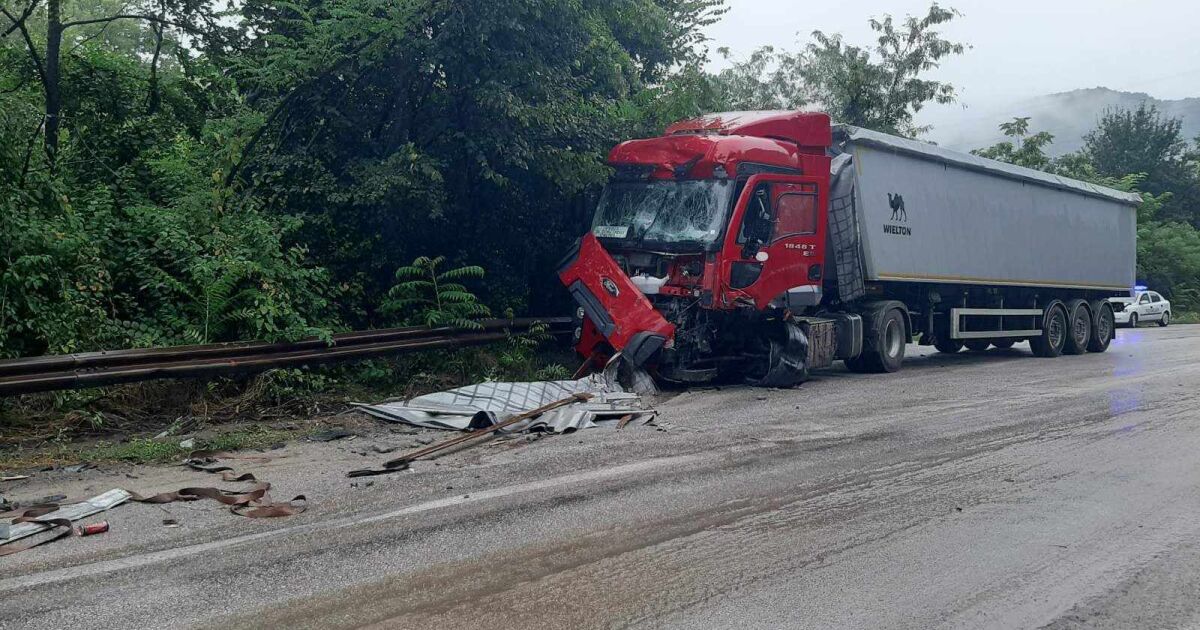 Два камиона се удариха на пътя Велико Търново - Русе,