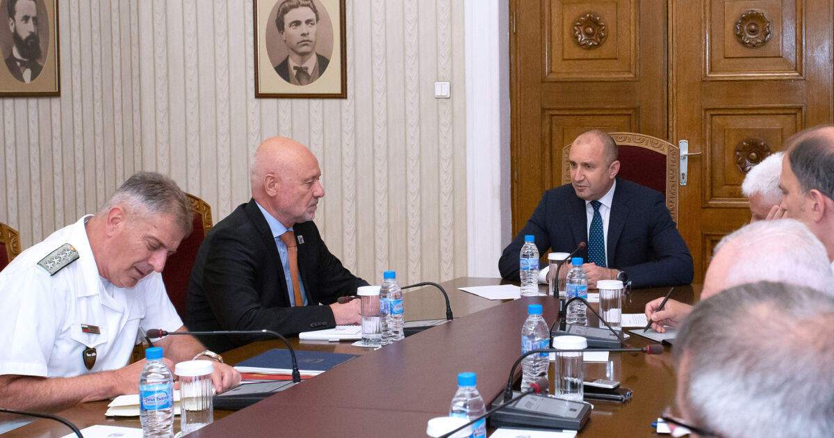 Президентът Румен Радев проведе среща с министъра на отбраната Тодор