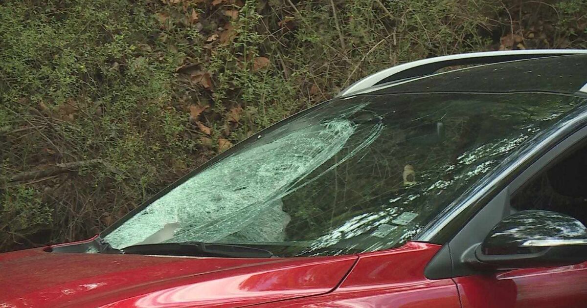 Камък падна върху предното стъкло на лек автомобил в Кресненското