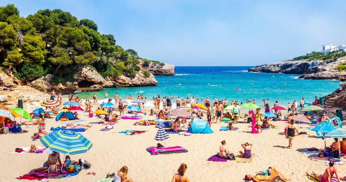 Плажовете в Испания са препълнени в разгара на летния сезон.