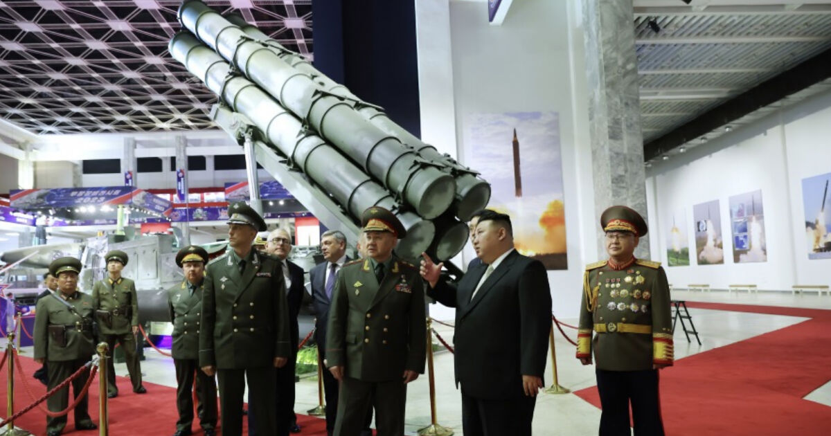 Севернокорейският лидер Ким Чен-ун инспектира военни заводи, включително завод за