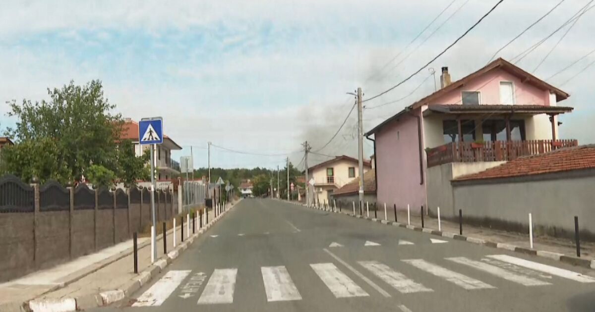 Пожар гори край бургаското село Изворище. Заради задимяване е затворен пътят