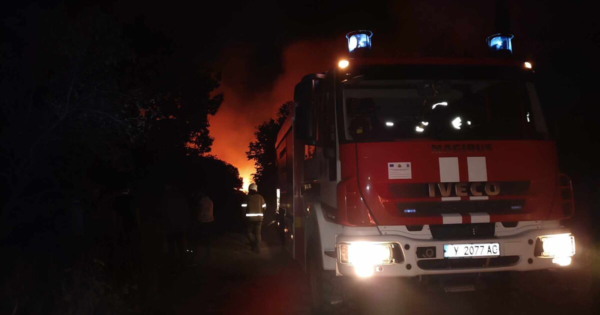 Голям пожар гори на два фронта между бургаските села Изворище