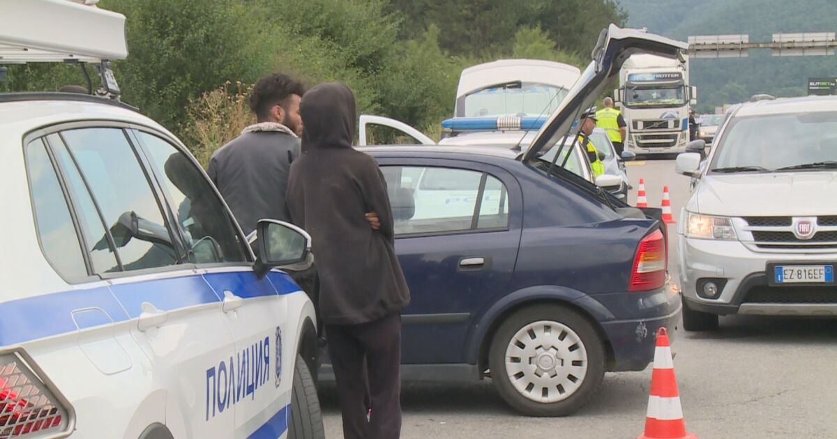 Автомобил с мигранти е заловен на магистрала Хемус“. Дрегерът на