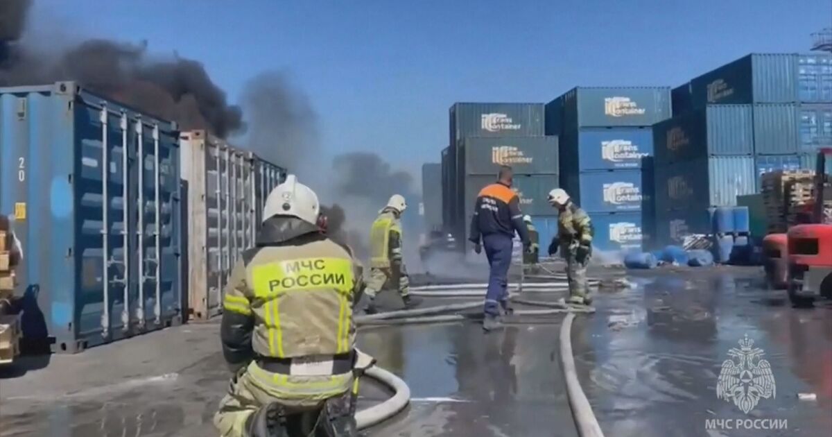 Голям пожар гори на петролния терминал на руското пристанище Новоросийск.