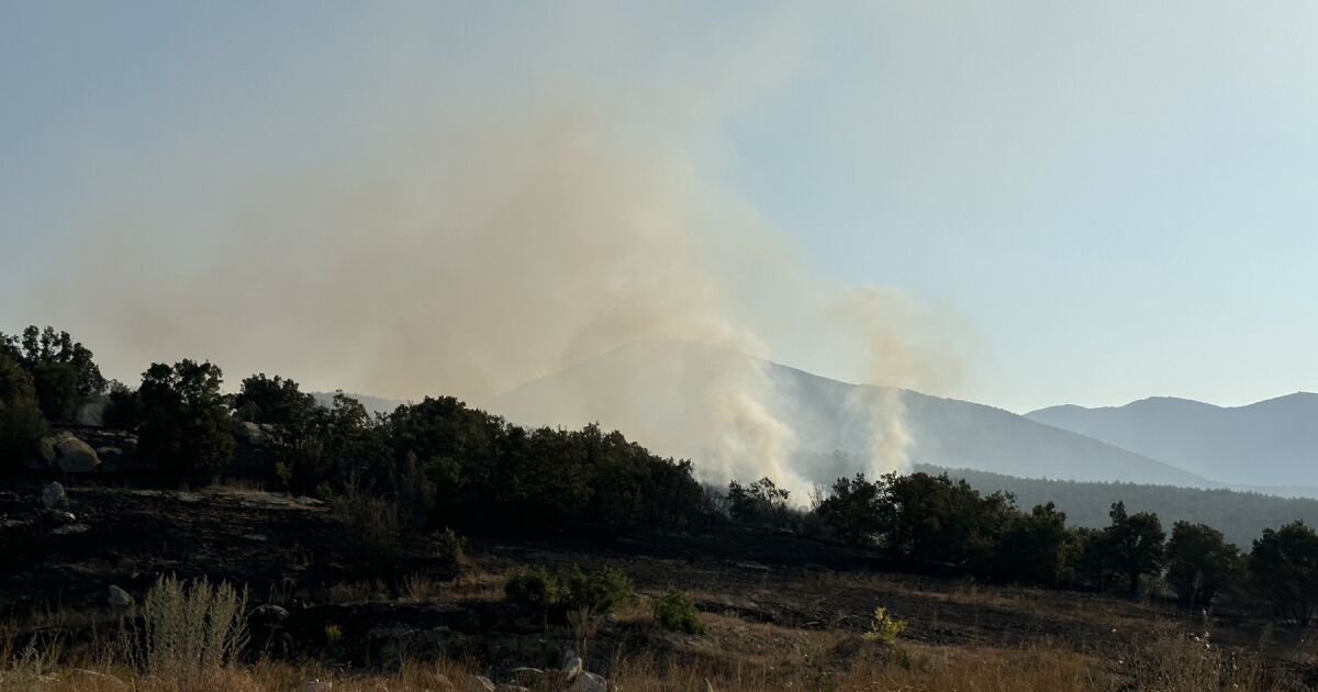 Големият горски пожар между Казанлък и Мъглиж е частично овладян.Девет