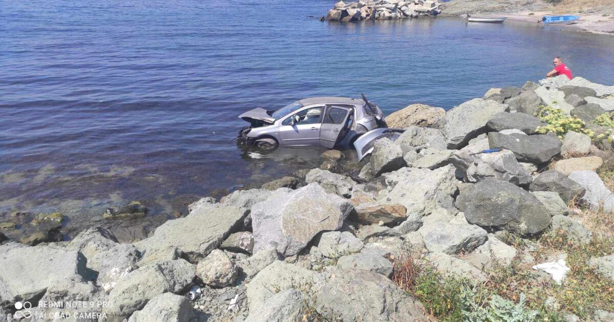 Кола падна в морето в Лозенец. Инцидентът е станал до