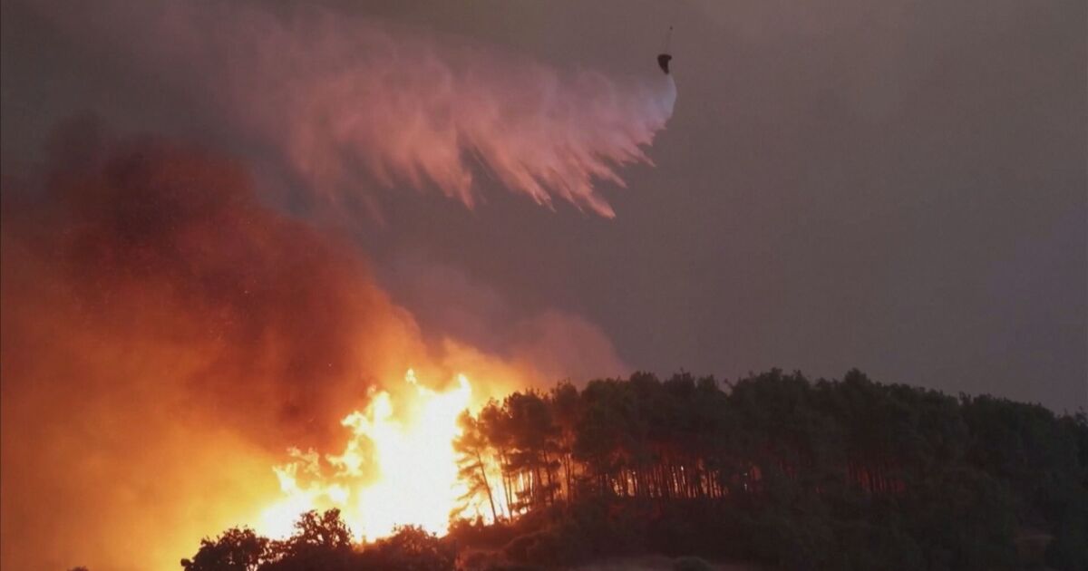 В Северна Гърция унищожителните пожари се разрастват и взеха жертви,