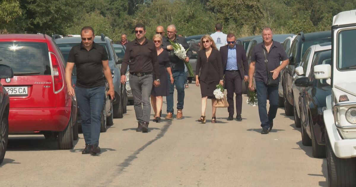 Близки, приятели и колеги си вземат последно сбогом с Алексей