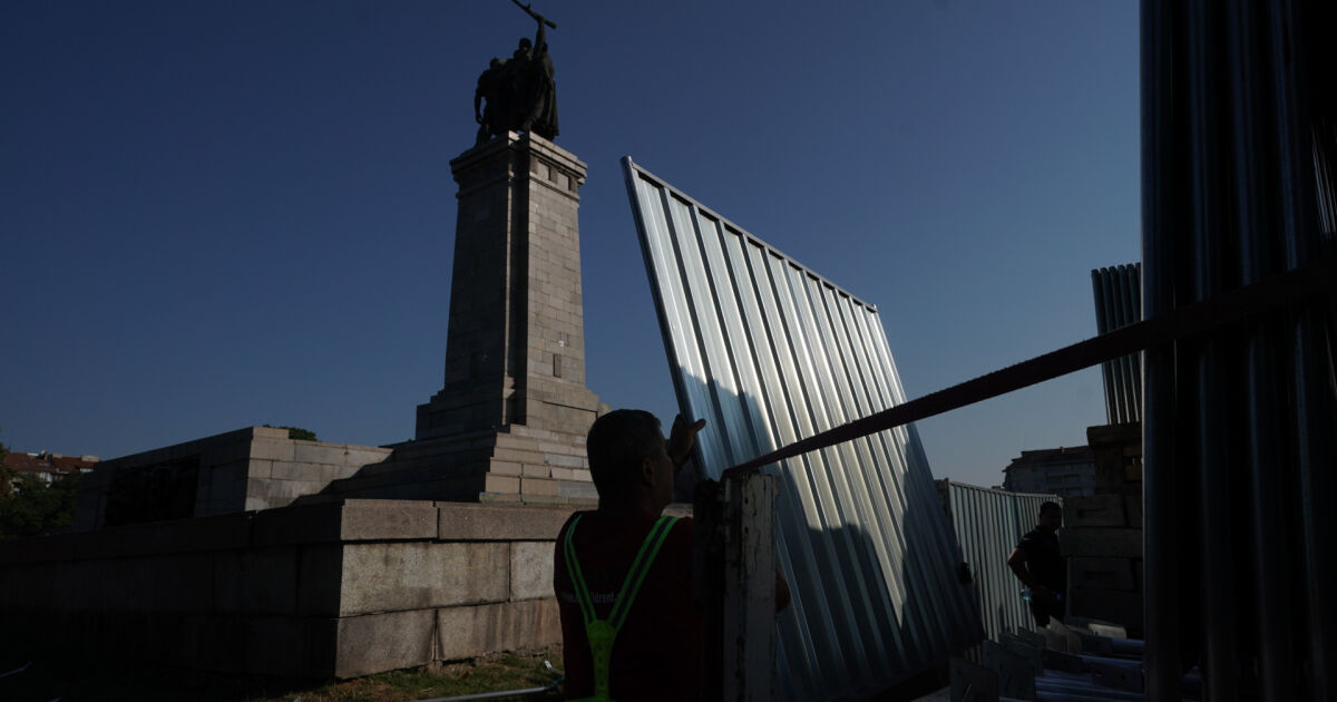 Заграждат Паметника на Съветската армия в столицата. Поставянето на оградата