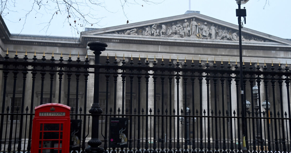 Директорът на Британския музей в Лондон подаде оставка, след като
