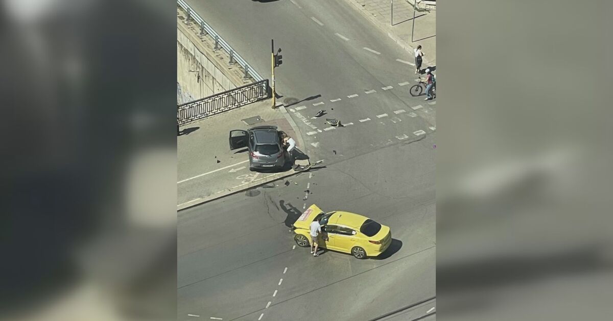 Челен удар между две леки коли на кръстовището на столичните булеварди