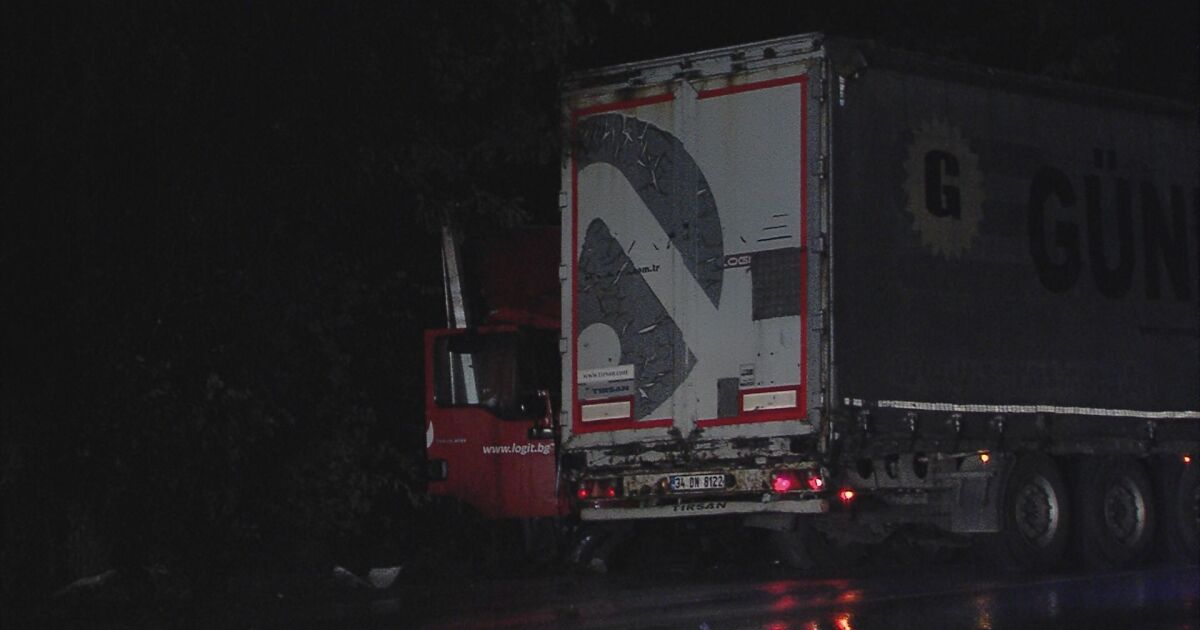 Два тежкотоварни автомобила се удариха челно на пътя Велико Търново-Русе.