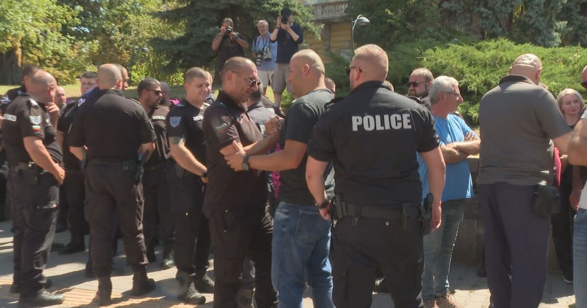 Служители на МВР от цялата страна се събраха на протест