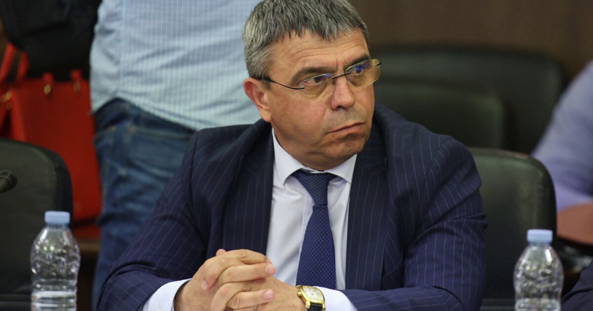 В 16:00 часа министърът на отбраната Атанас Запрянов и заместник-началникът