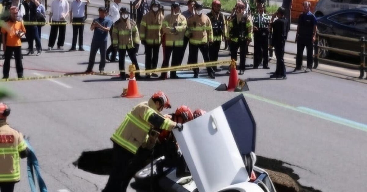 Двама души бяха ранени в Сеул, след като автомобилът, в
