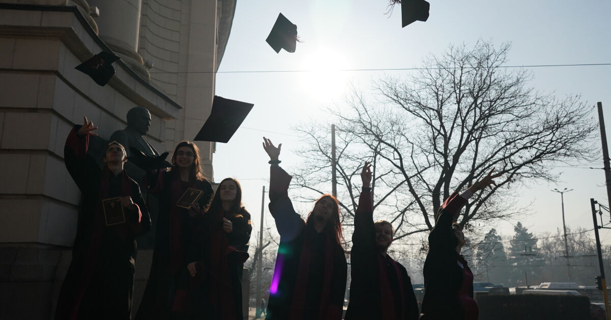 Син завърши университет на 78 г., за . В трогателно