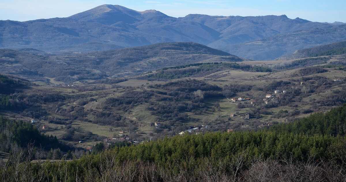 Село Бутроинци, Трънско на фона на Руй планина! Снимка от Завалска ...