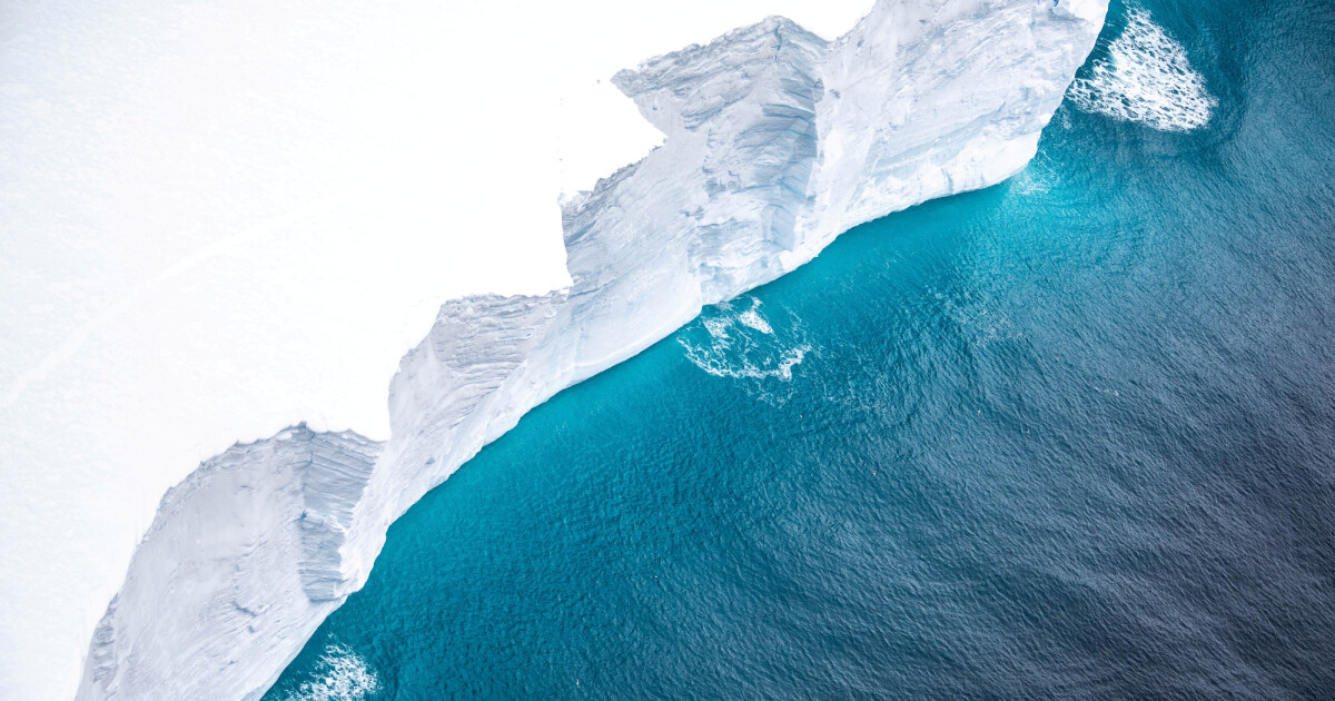 Ерозията извайва смразяваща дъйа красота на най-големия айсберг в света