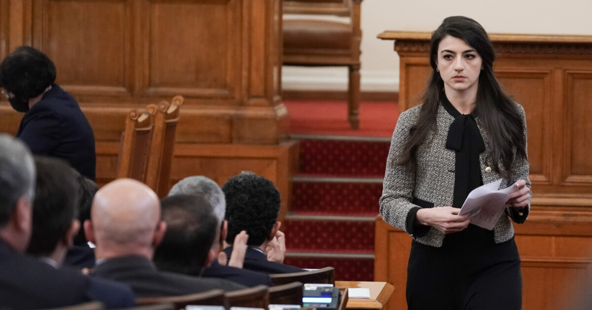 Депутатите гласуваха оставката на Лена Бориславова от Продължаваме промяната –