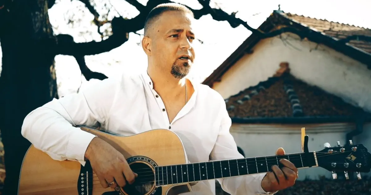 Учител написа коледна песен и включи учениците си в нея.