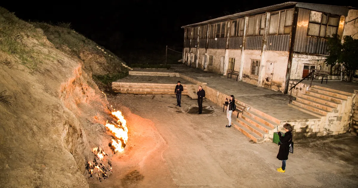 Огън гори вече 4000 години в Азербайджан. “Нито дъждът, нито