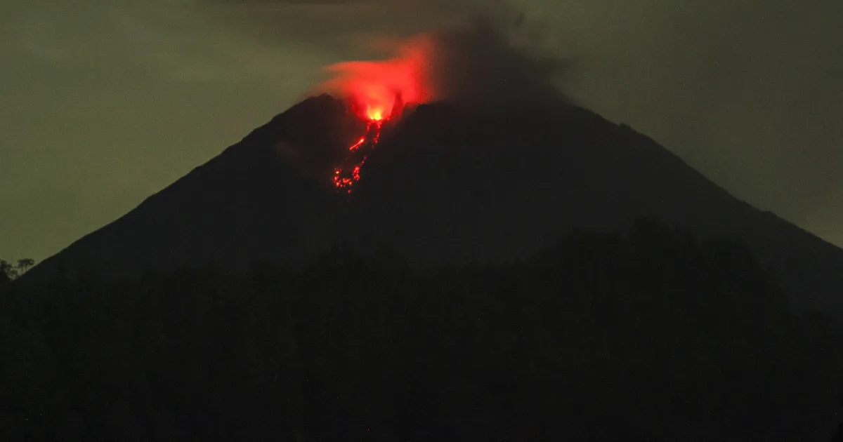 Индонезия повиши до най-високо нивото предупреждението, издадено след изригването на