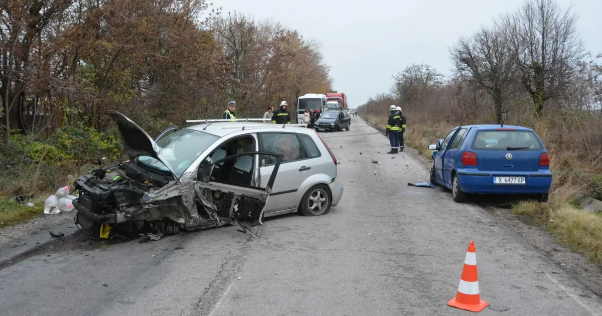 Четирима души пострадаха между три автомобила на пътя Хасково- село