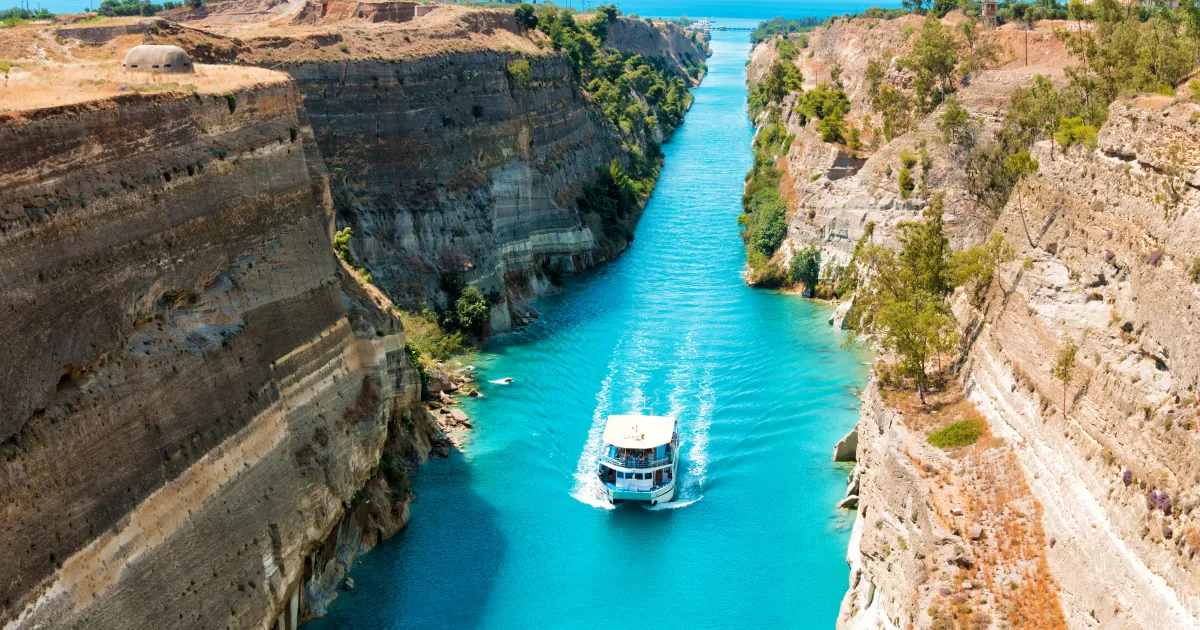 Коринтският канал, изграждан 2500 години в Гърция, свързва Йонийско с