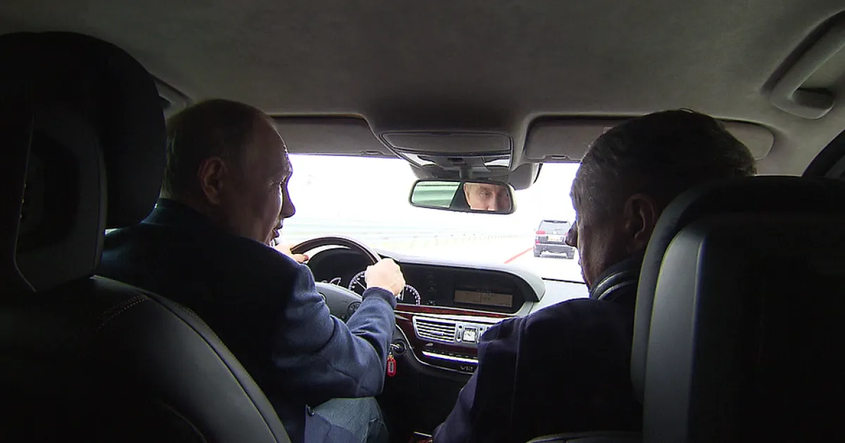 Владимир Путин подкара джип, за да инспектира как е преминал