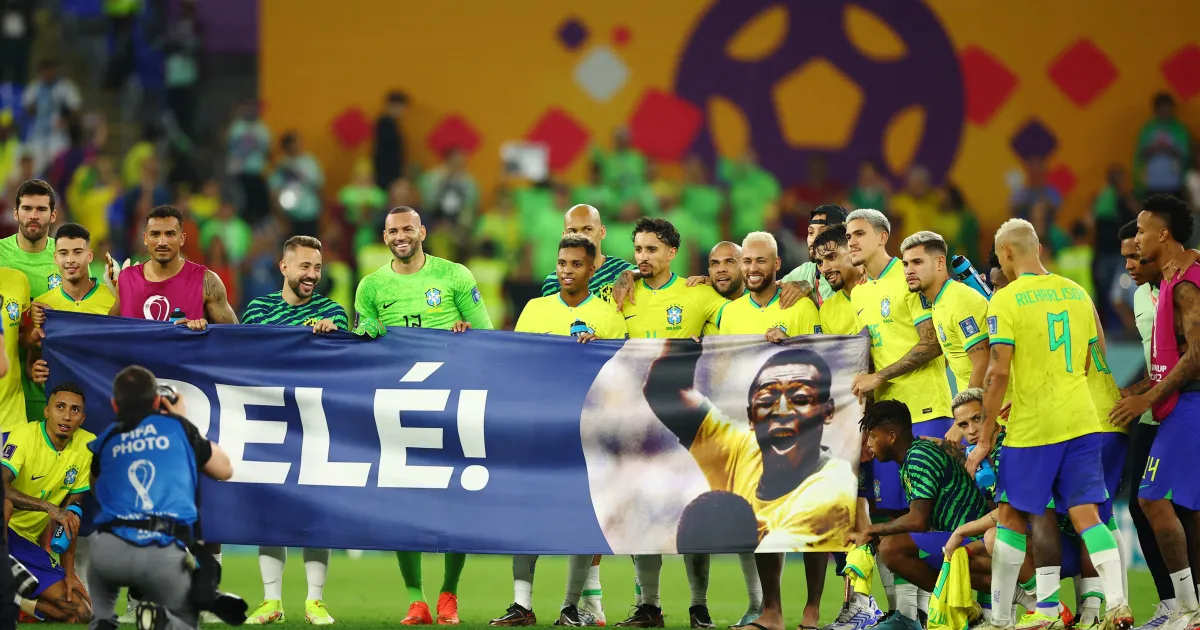 Футболистите от националния отбор на Бразилия разпънаха плакат с лика