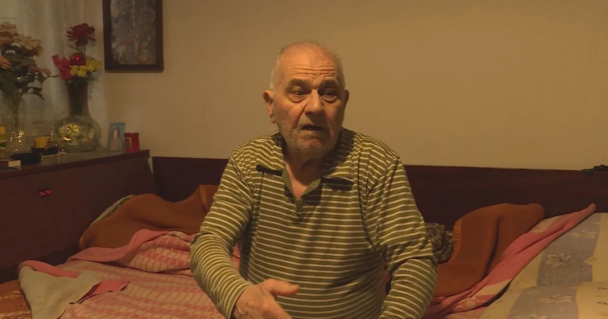 19-годишен обра самотен възрастен мъж в дома му и го