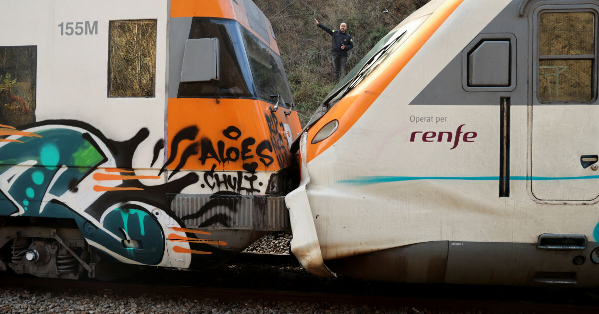 Най-малко 155 души са ранени при катастрофа между два влака