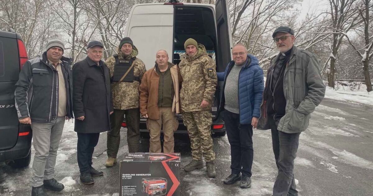 Българи доброволци дариха 25 генератора за ток на нуждаещи се