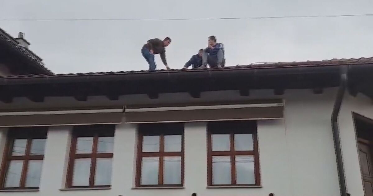 Мъж заплаши, че ще скочи от покрива на къщата си,
