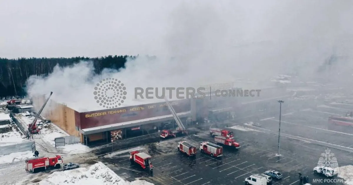 Голям пожар в Русия е засегнал търговски център в Московска