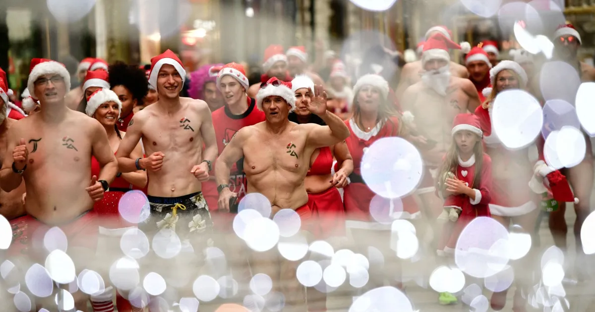 Нестандартен Коледен маратон в Будапеща. Десетки хора с празнични бански