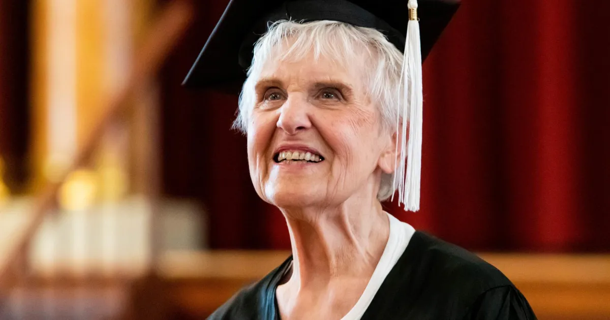 90-годишна жена завърши колеж в американския щат Илинойс, съобщава Ей