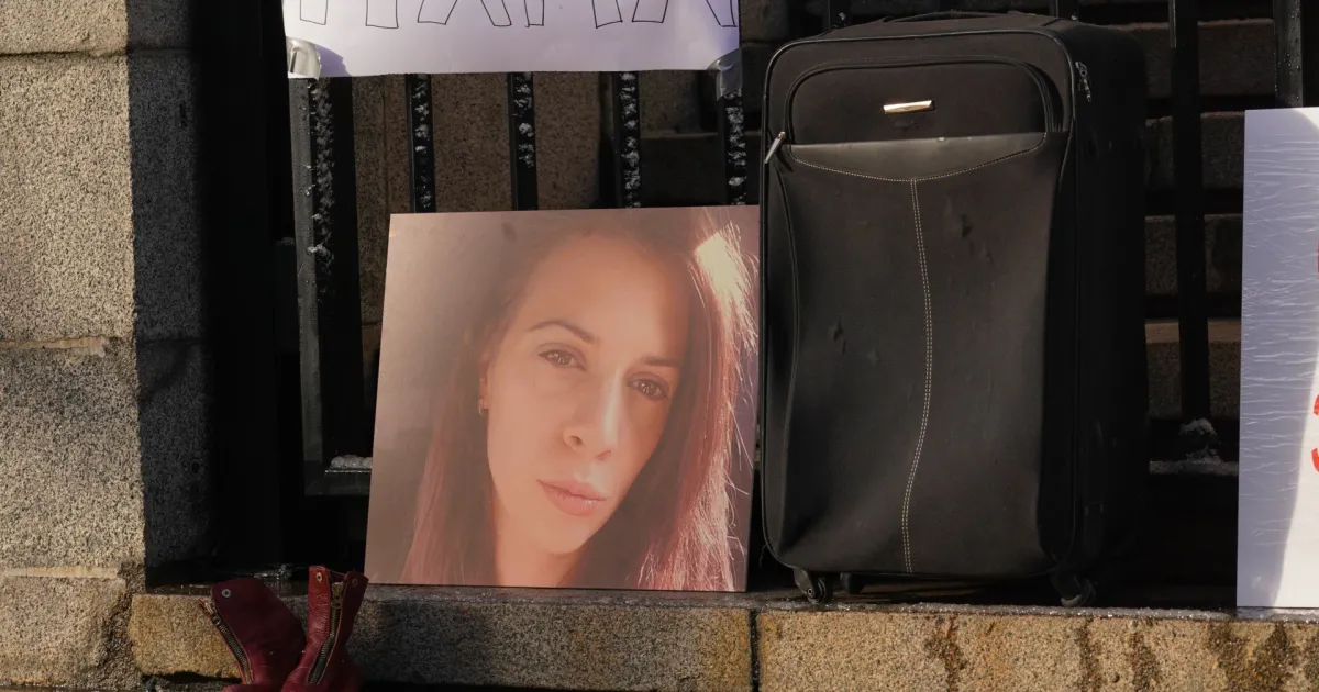 Близки на убитата 33-годишна Евгения Владимирова се събраха на мирен