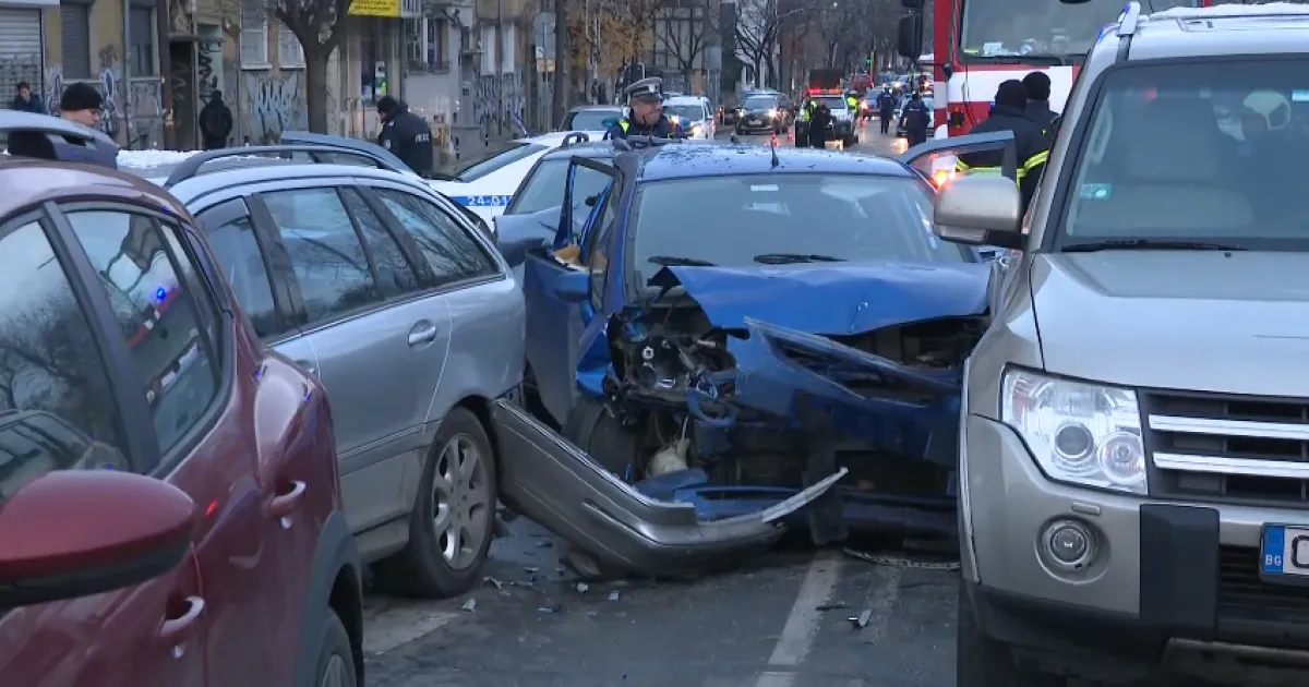 Верижна катастрофа в центъра на София. Осем коли се удариха