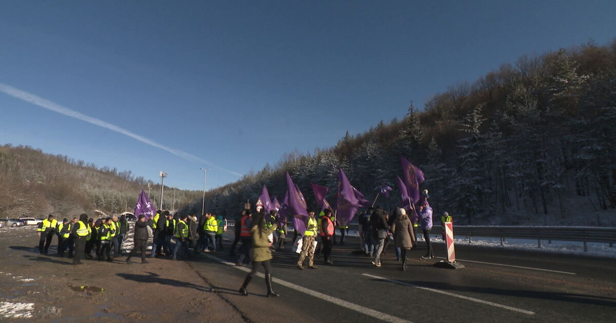 Работници от Агенция Пътна инфраструктура блокираха за кратко магистрала Хемус.Протестът