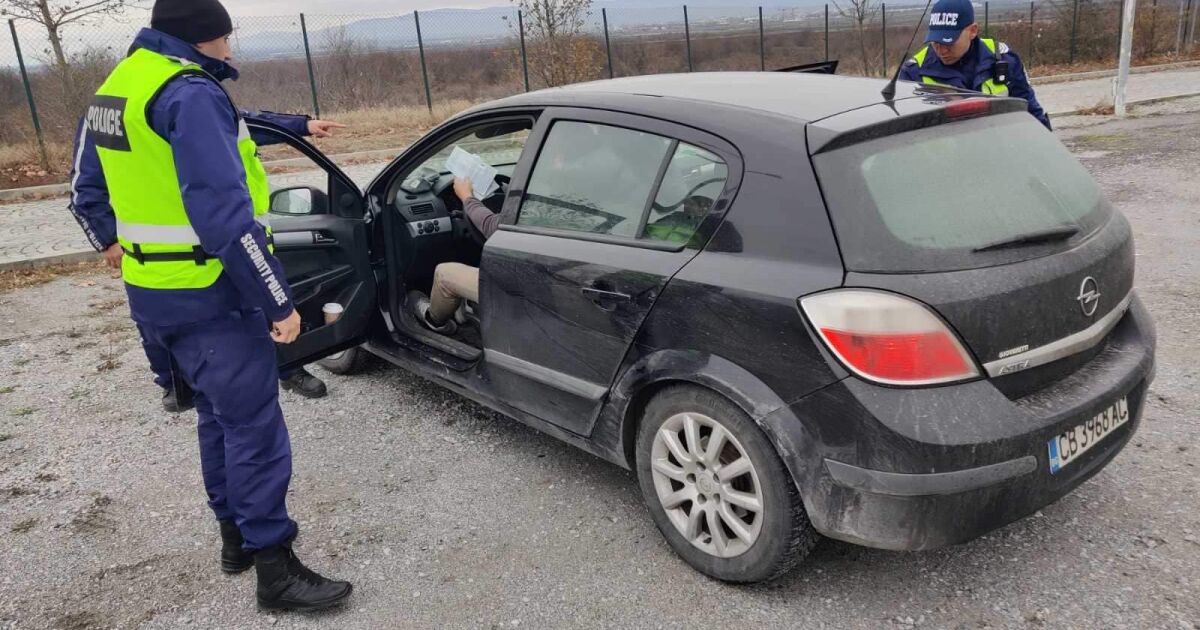 Екипи на полицията в Сливен задържаха трима нелегални мигранти на