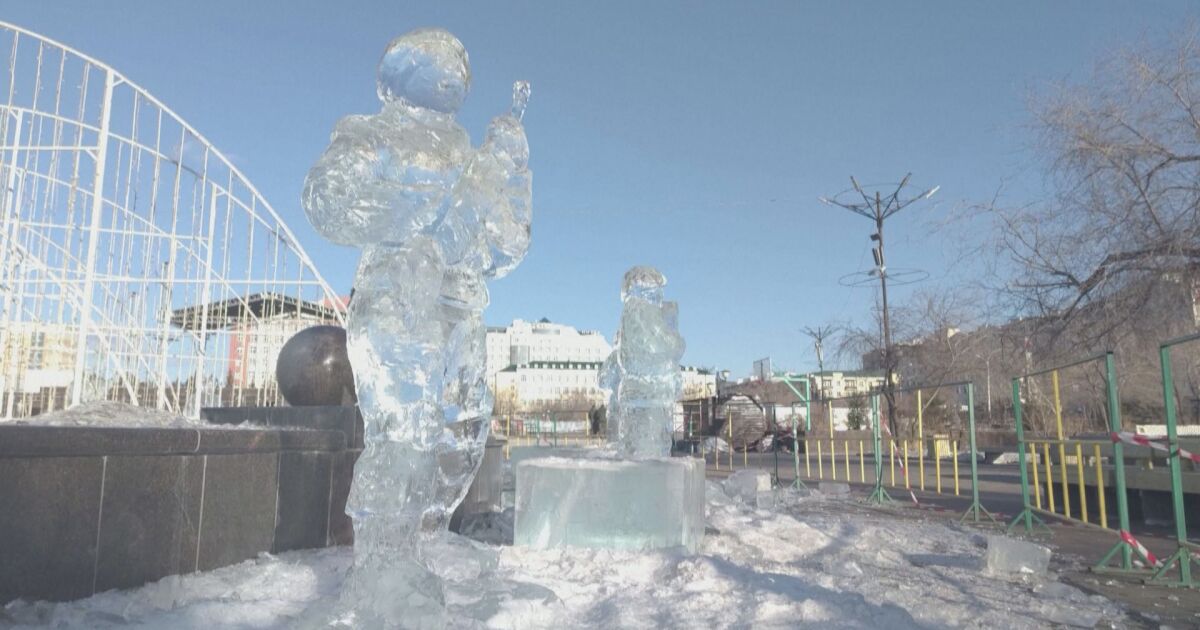 Ледени скулптури на съвременни руски войници пазят главния площад в