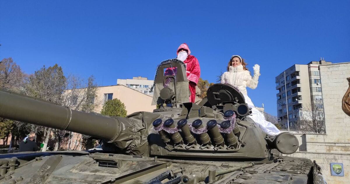 В Сливен Дядо Коледа пристигна с... танк. Истински танк Т-72,