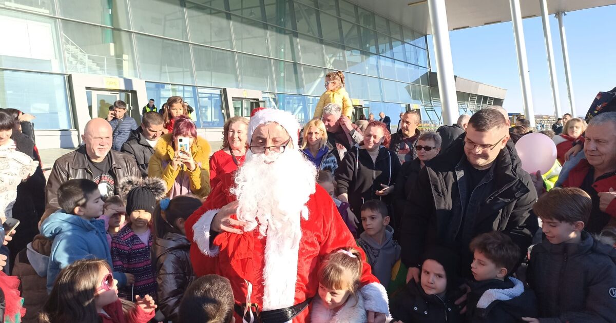 Дядо Коледа кацна със самолет L-39 на летище Пловдив директно