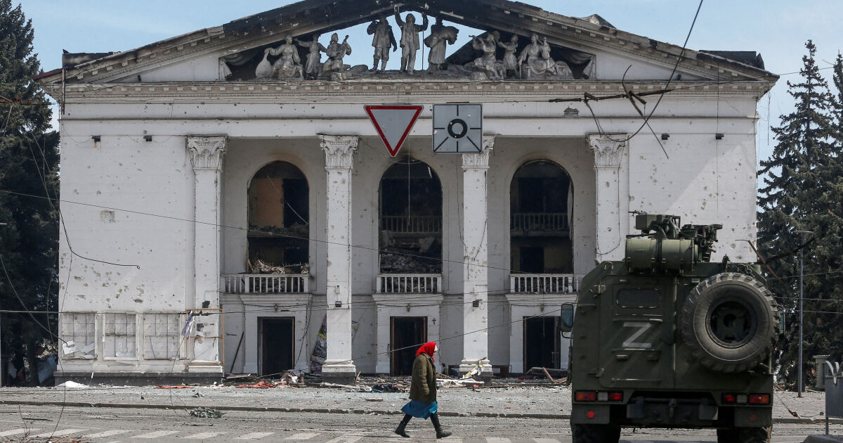 Руските власти в окупирания украински град Мариупол разрушават по-голямата част